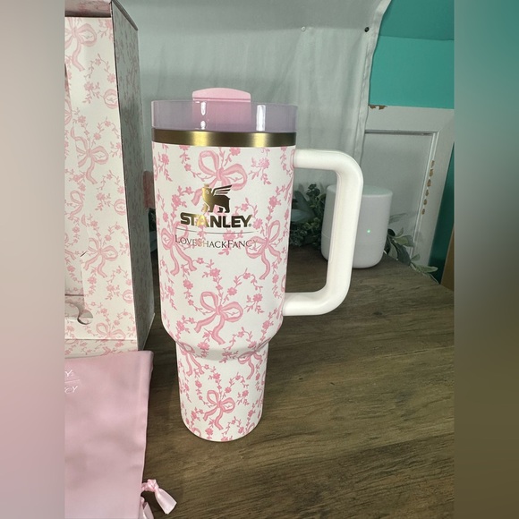 Stanley x LoveShackFancy Coquette Bow Chantilly 40oz LE tumbler - Picture 5 of 7